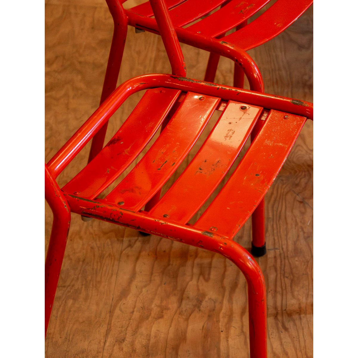 Lot de 6 chaises en métal rouges Alma N°2034 - Bon état rouge, DEBONGOUT