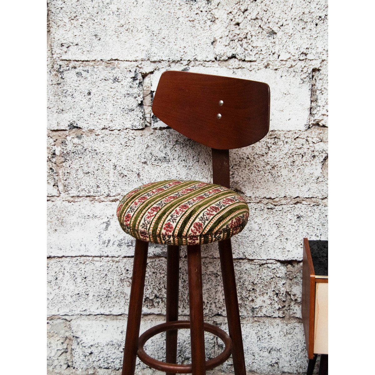 Tabouret de bar fleuri Gaston N°102 - Bon état bois, vert, rose, DEBONGOUT