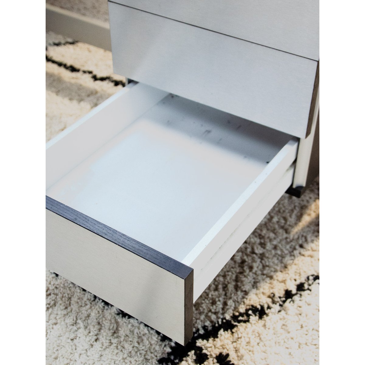 Bureau en fonte d'aluminium et verre fumé Yvan N°594 - Bon état fumé, DEBONGOUT