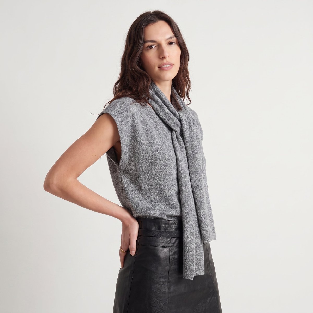 Pull sans manches col foulard à nouer maille duveteuse MAREE gray, ARTLOVE