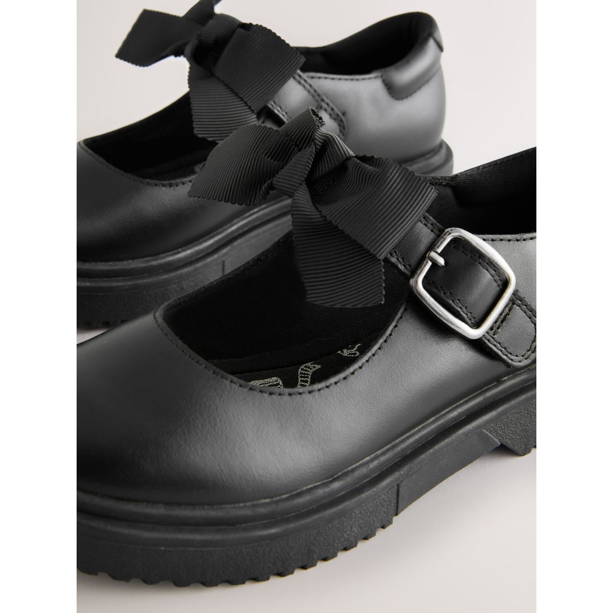Babies d'école en cuir à semelle épaisse/nœud noir mat, NEXT