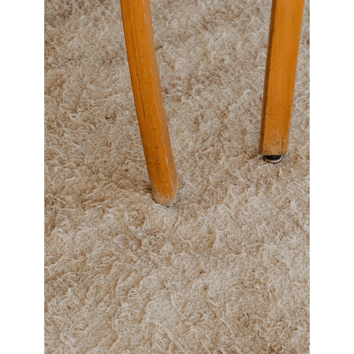 Paire de chaises en bois Claude N°1386 - Bon état bois clair, DEBONGOUT