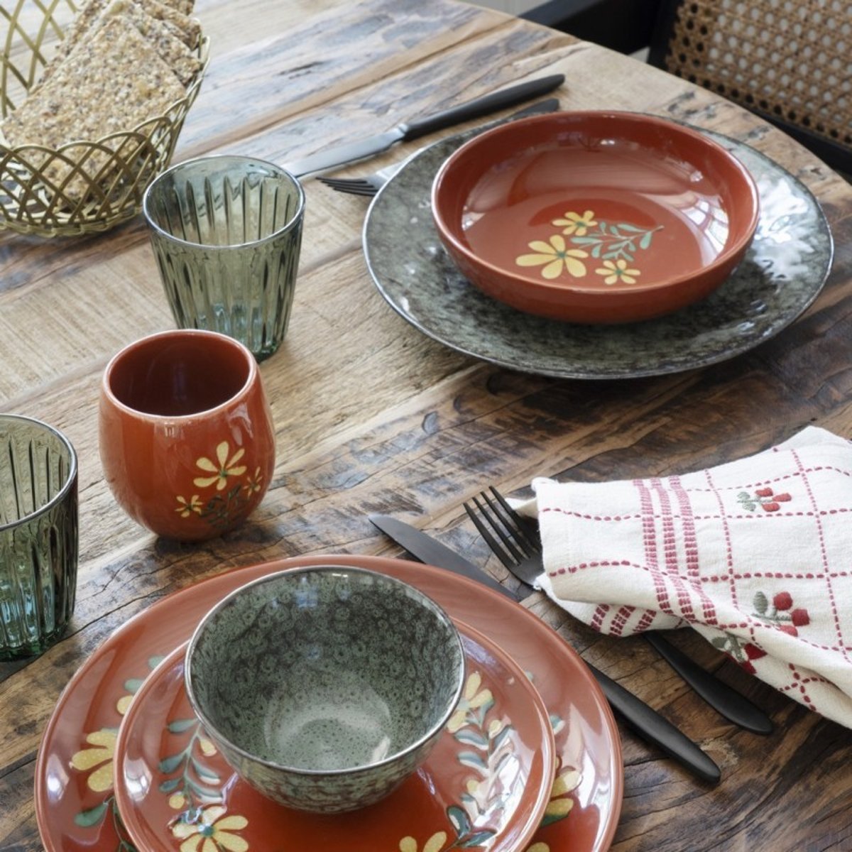 Assiette creuse motif floral rouge, MADAM STOLTZ