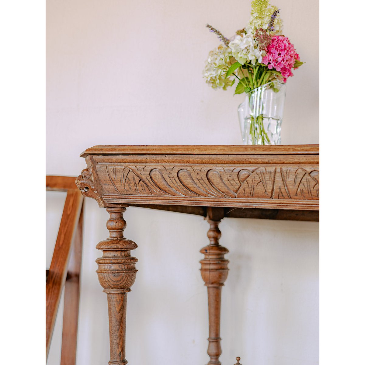 Table d'appoint en bois sculpté de style Moyen-Âge Francine N°1113 - Bon état bois foncé, DEBONGOUT