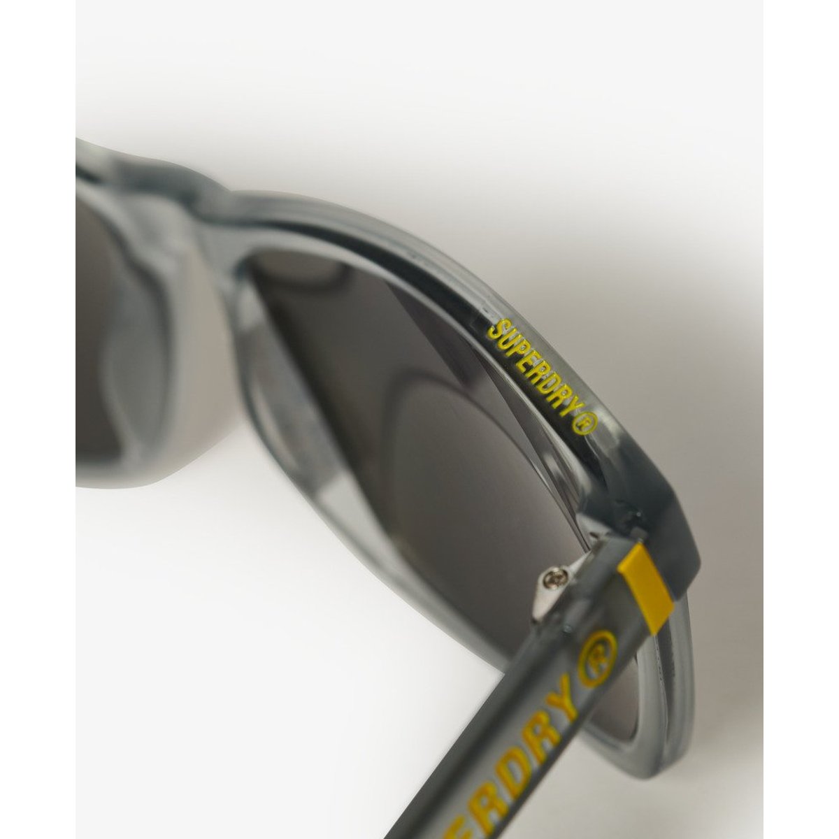 Lunettes de soleil carrées gris clair mat / jaune, SUPERDRY