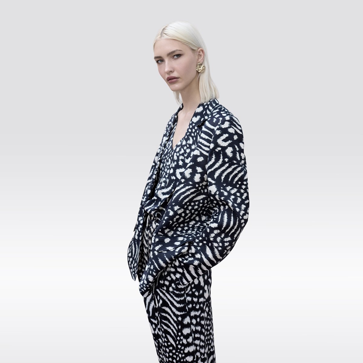 Blazer imprimé avec épaulettes bleu marine, LOLA CASADEMUNT