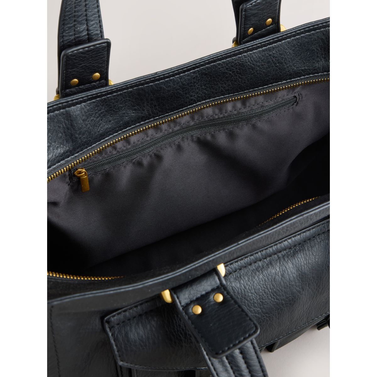 Sac à main avec boucle et breloques noir, NEXT