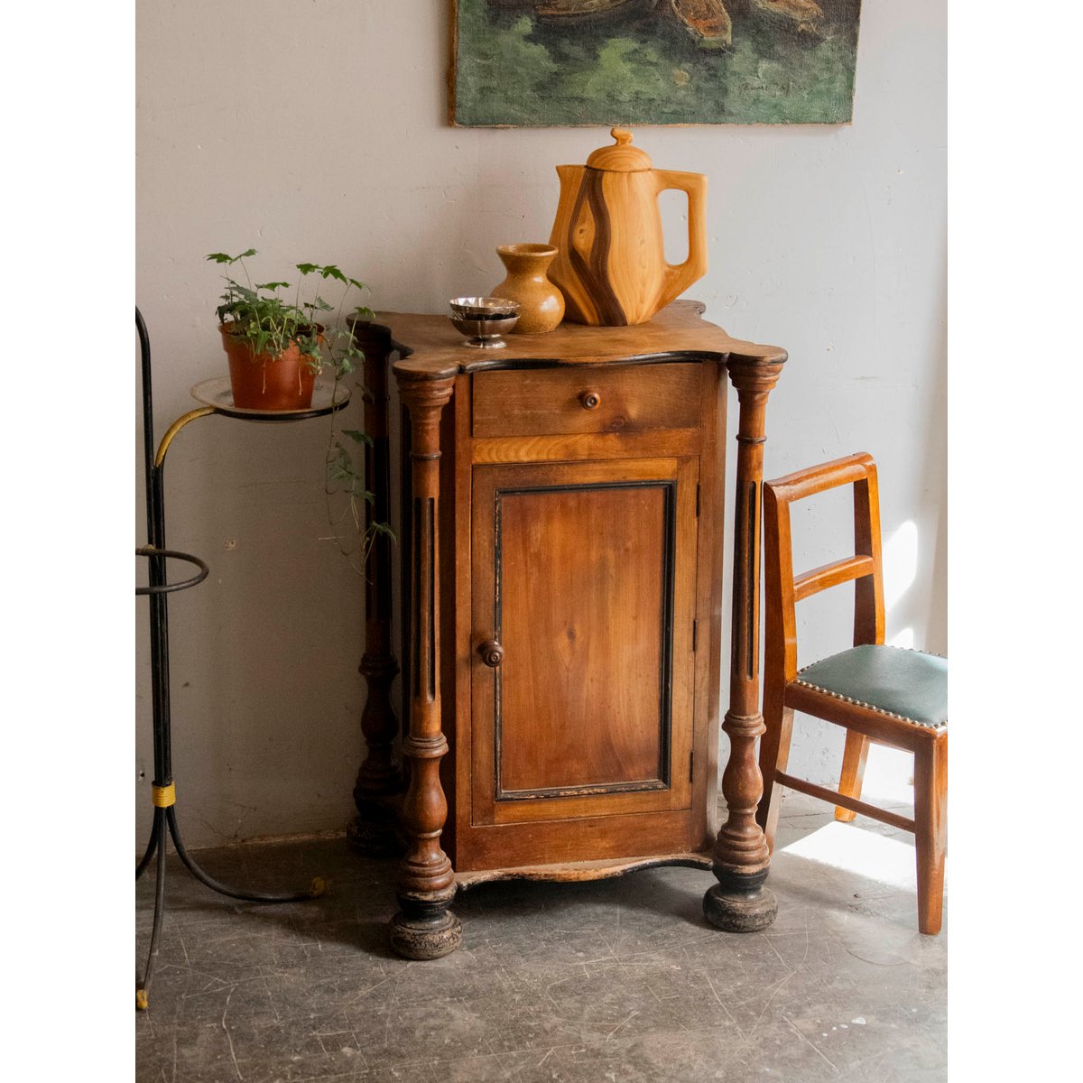 Armoire en bois aux pieds sculptés Magda N°727 - Bon état bois foncé, DEBONGOUT