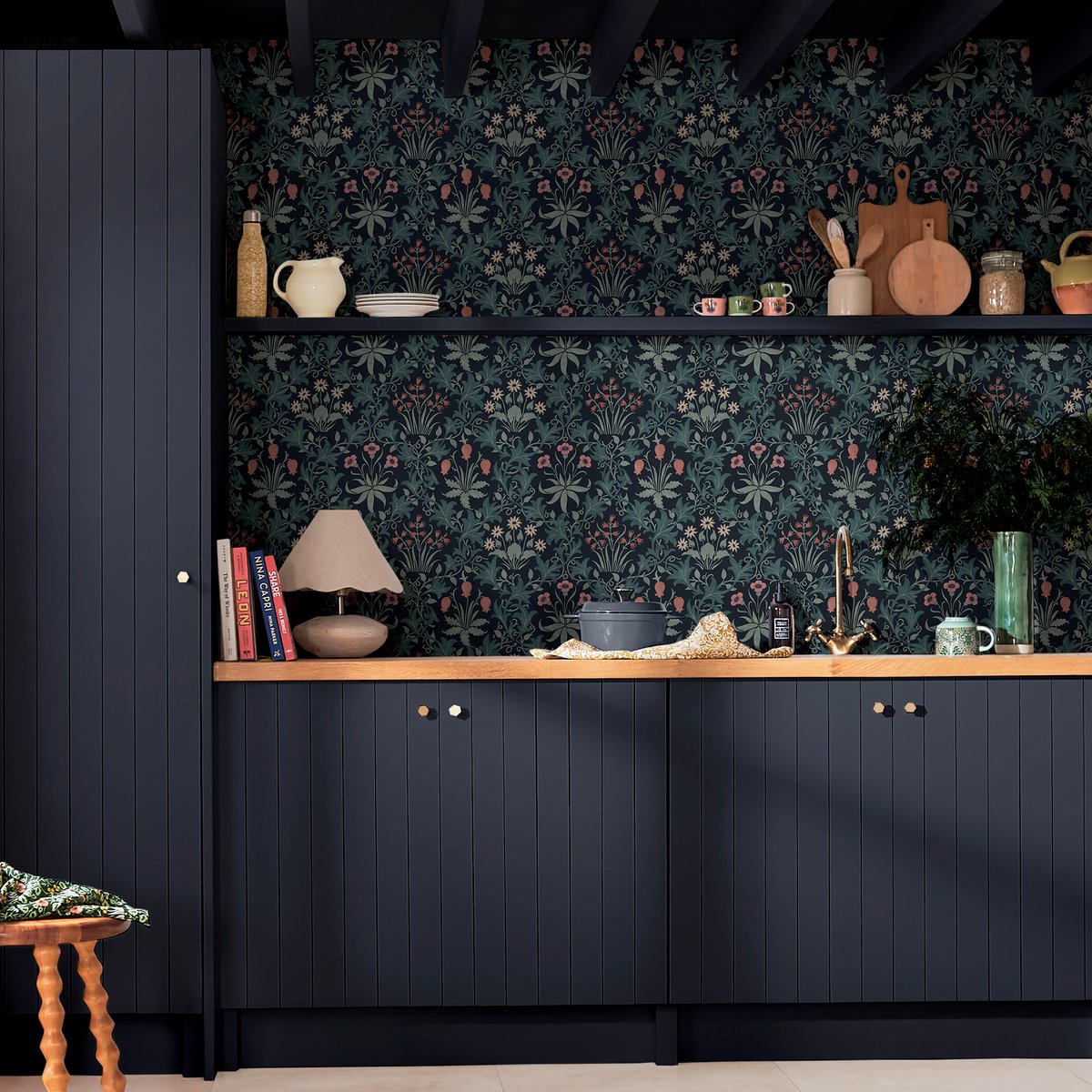 Papier peint fleuri Celandine Midnight bleu, vert, corail, WILLIAM MORRIS AT HOME