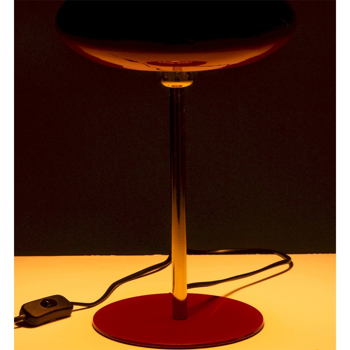 Lampe de table ronde en métal laqué rouge laqué et doré, RECOLLECTION