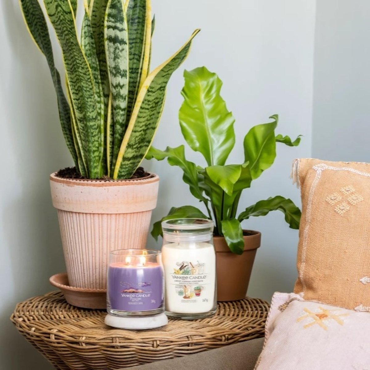Bougie signature Nuit étoilée modèle moyen - NUIT ÉTOILÉE violet, YANKEE CANDLE