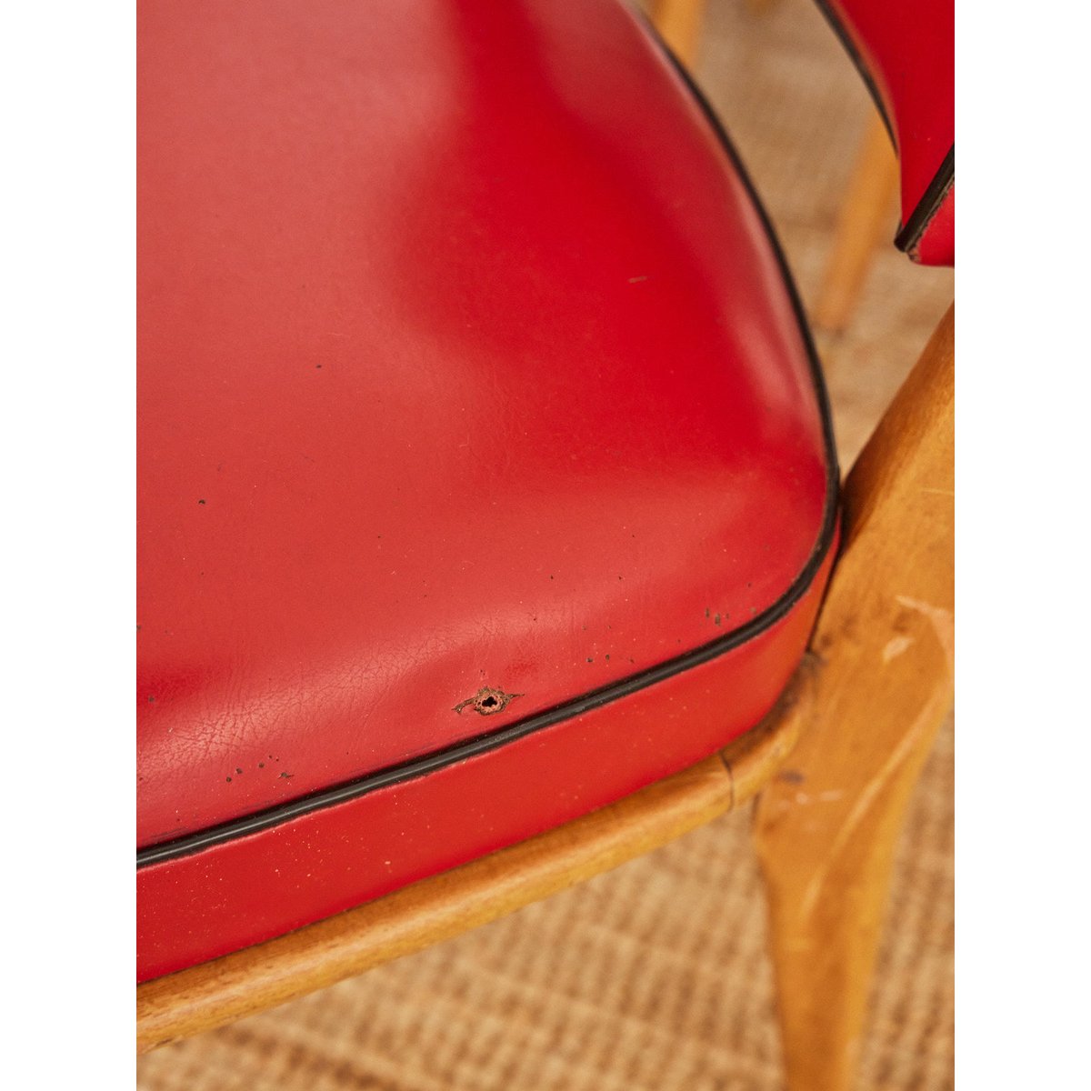 Lot de 4 chaises en skaï rouge Alma N°1591 - Bon état bois clair, DEBONGOUT