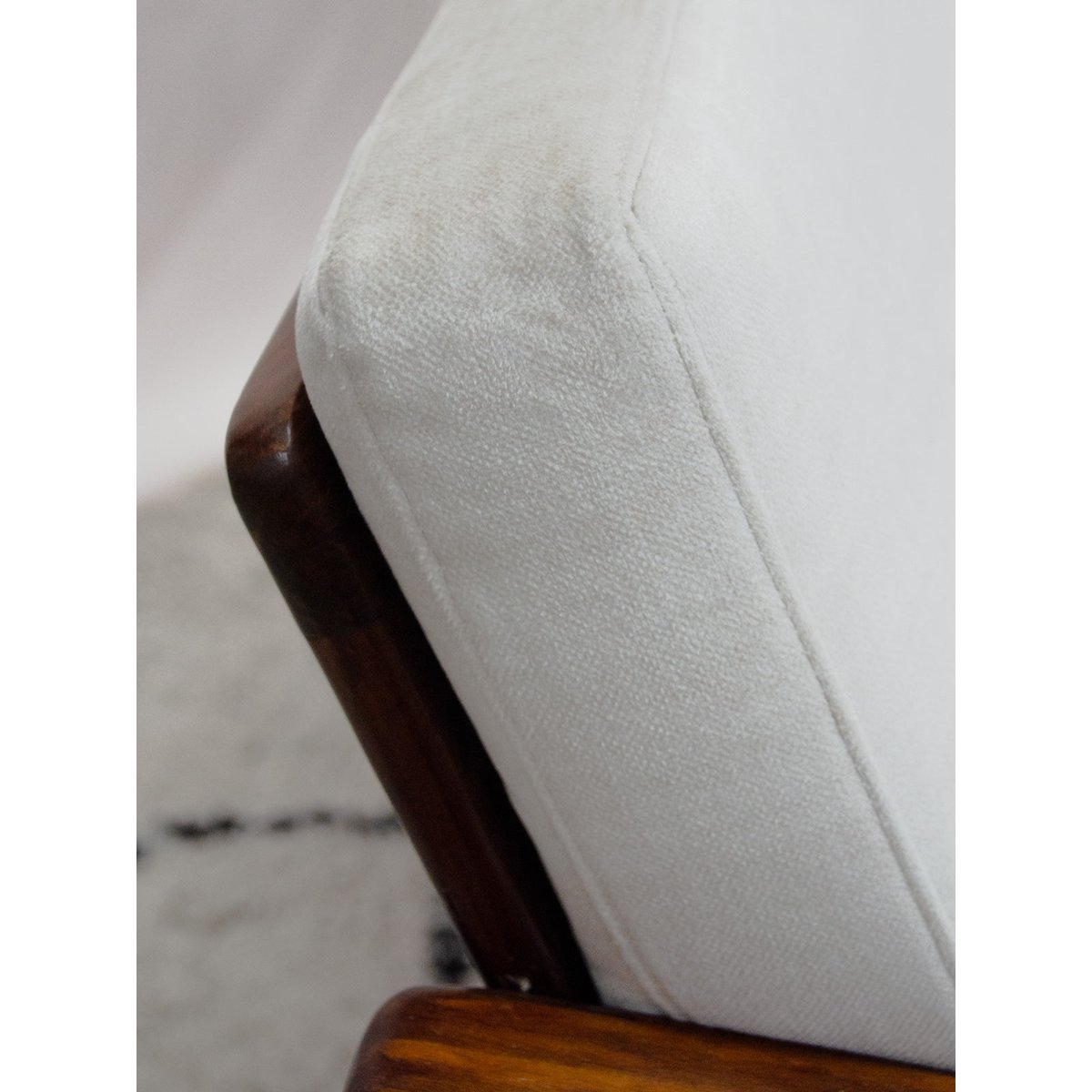 Banquette en pin et en tissu Clara N°157 - Bon état bois foncé, DEBONGOUT
