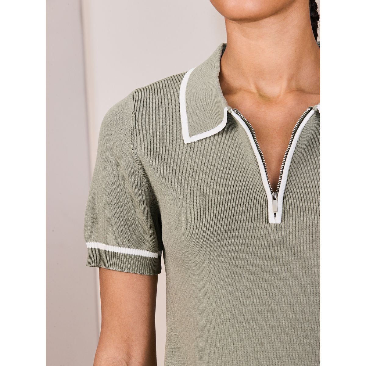 Polo en maille à col zippé pointes vert sauge, NEXT