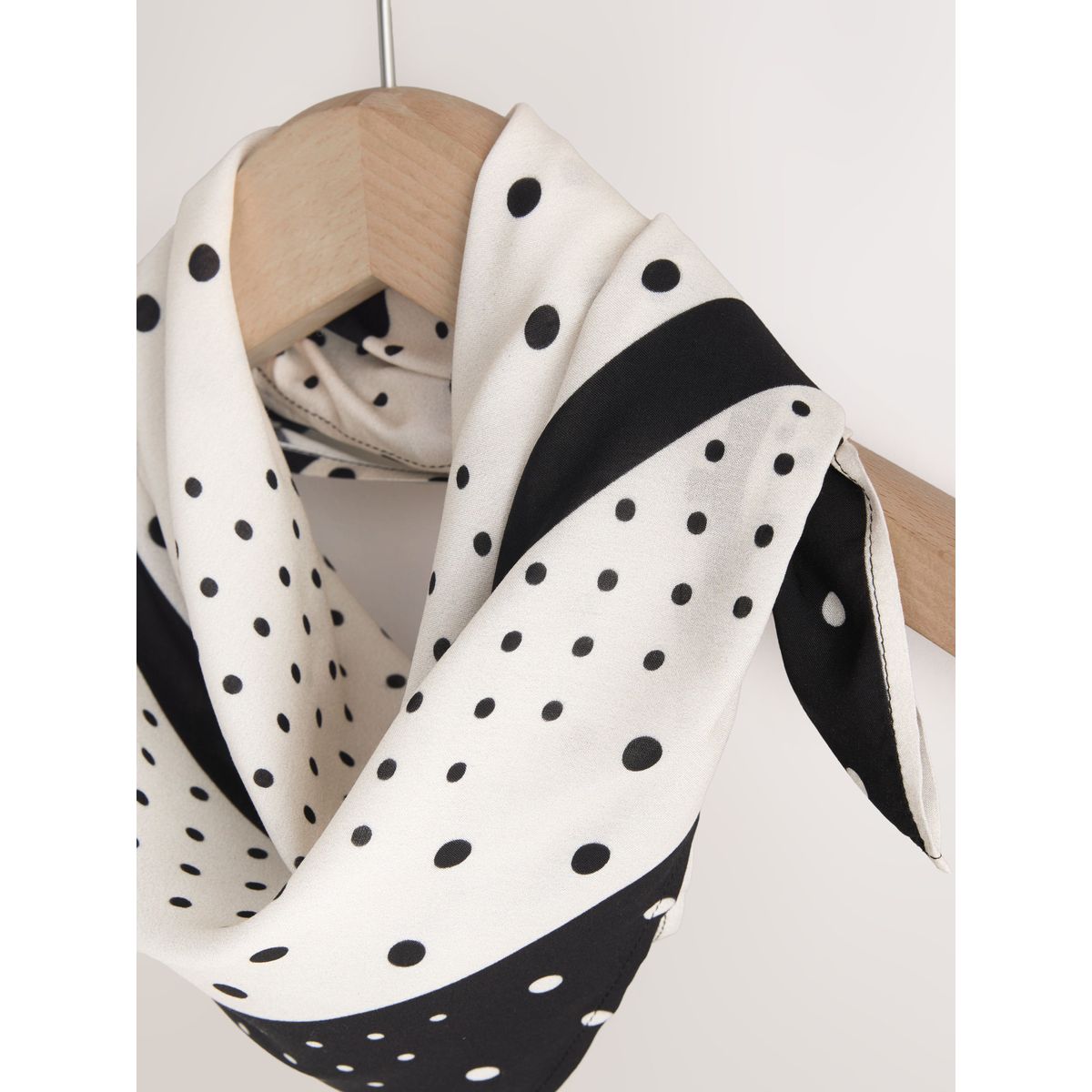 Foulard carré en satin imprimé à pois monochrome, NEXT