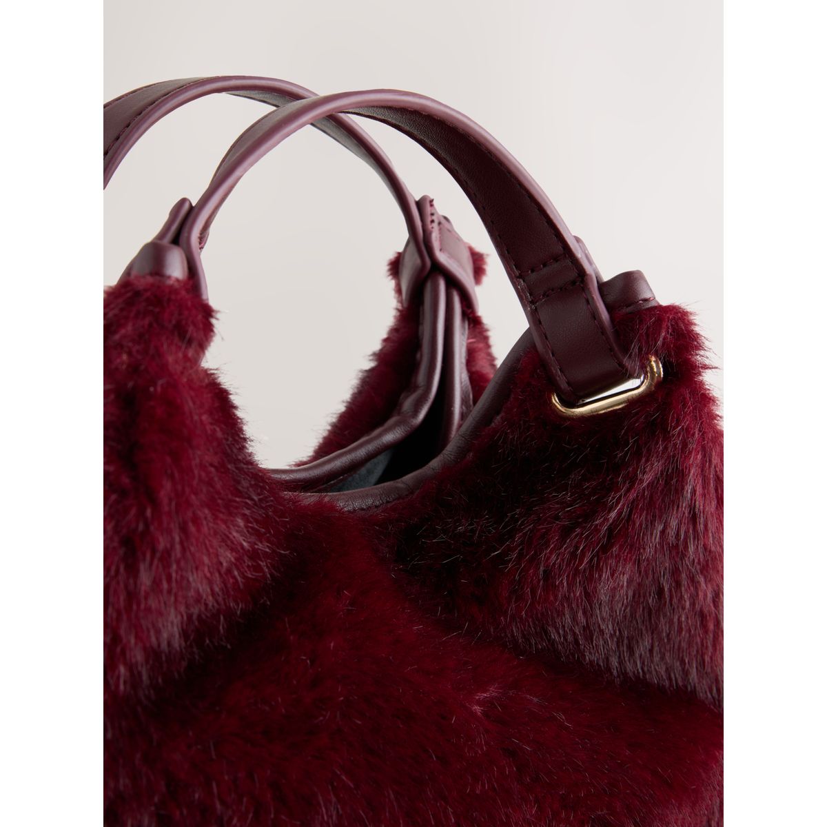 Mini sac à main en imitation fourrure rouge bordeaux, NEXT