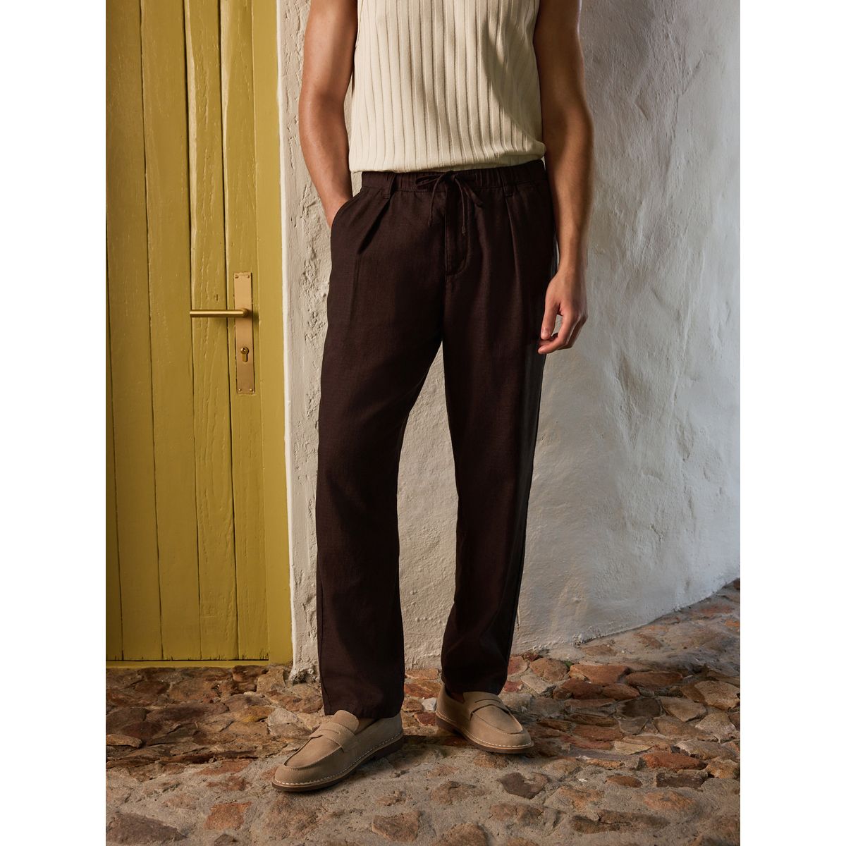 Pantalon texturé en lin avec taille élastique marron, NEXT