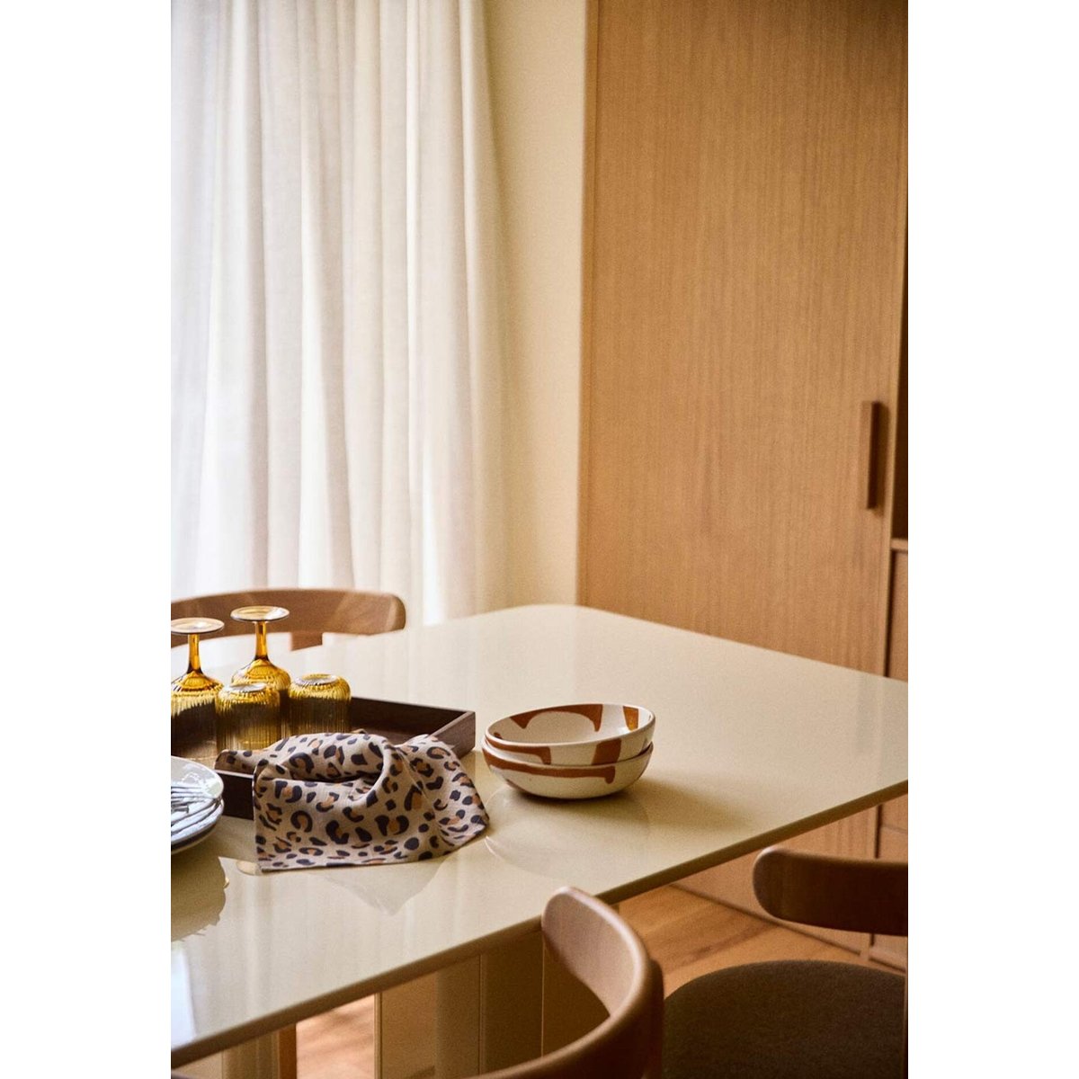 Table à manger en bois laqué 6 à 8 couverts, Joe crème, GABRIELLE PARIS