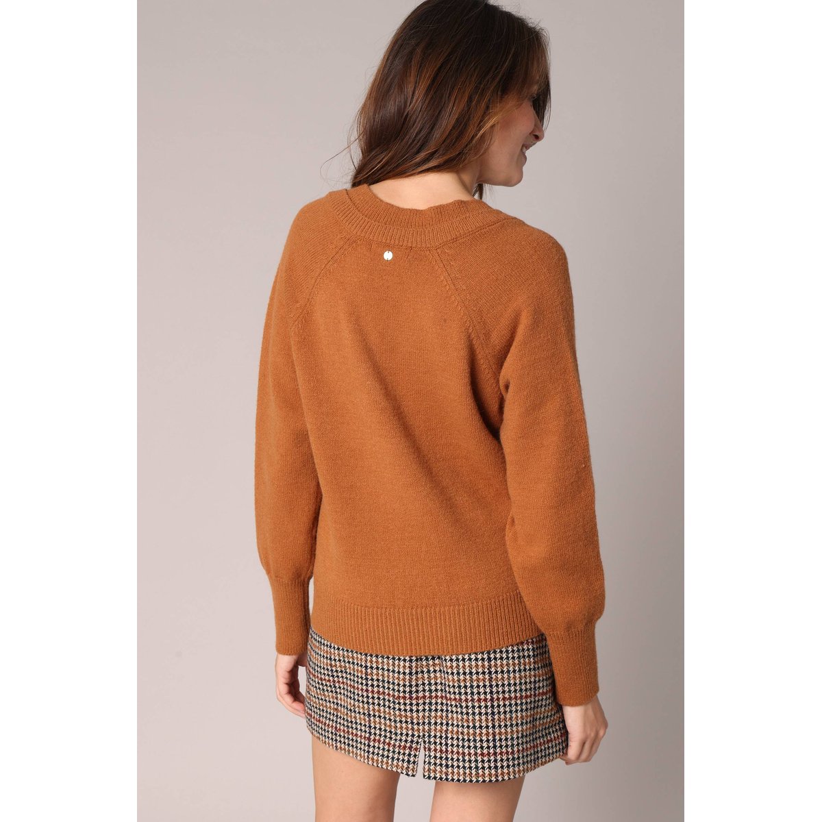 Pull en maille avec double col en v BERILDE whisky, DEELUXE