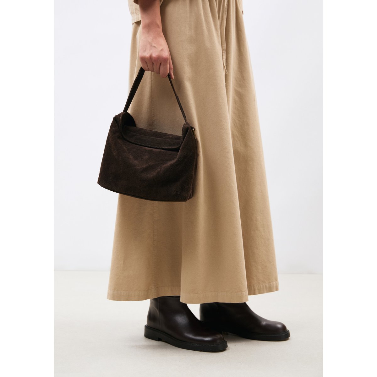 Sac en daim chocolat, HUMILITY
