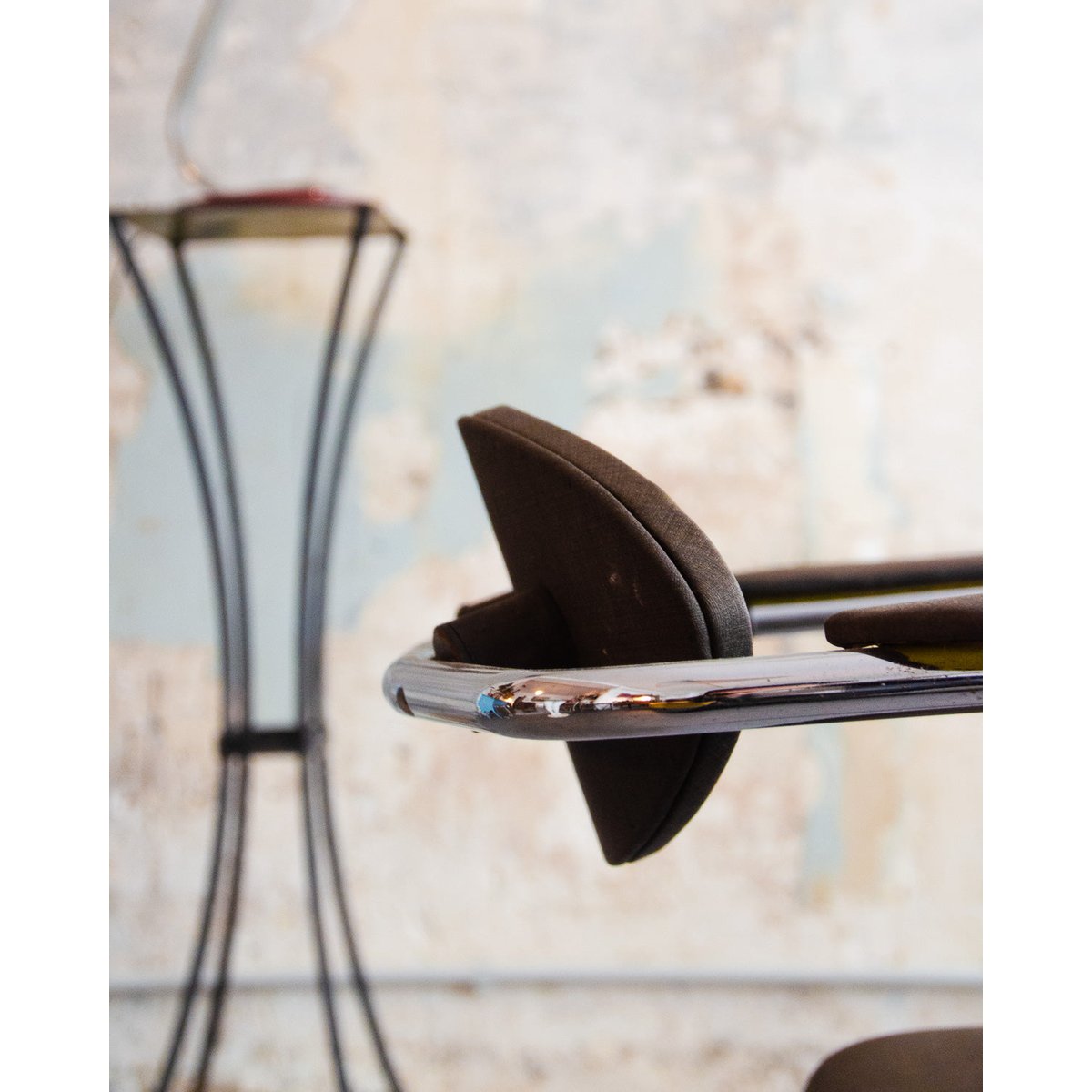 Chaise tubulaire en simili-cuir Alma N°1533 - Bon état gris, DEBONGOUT