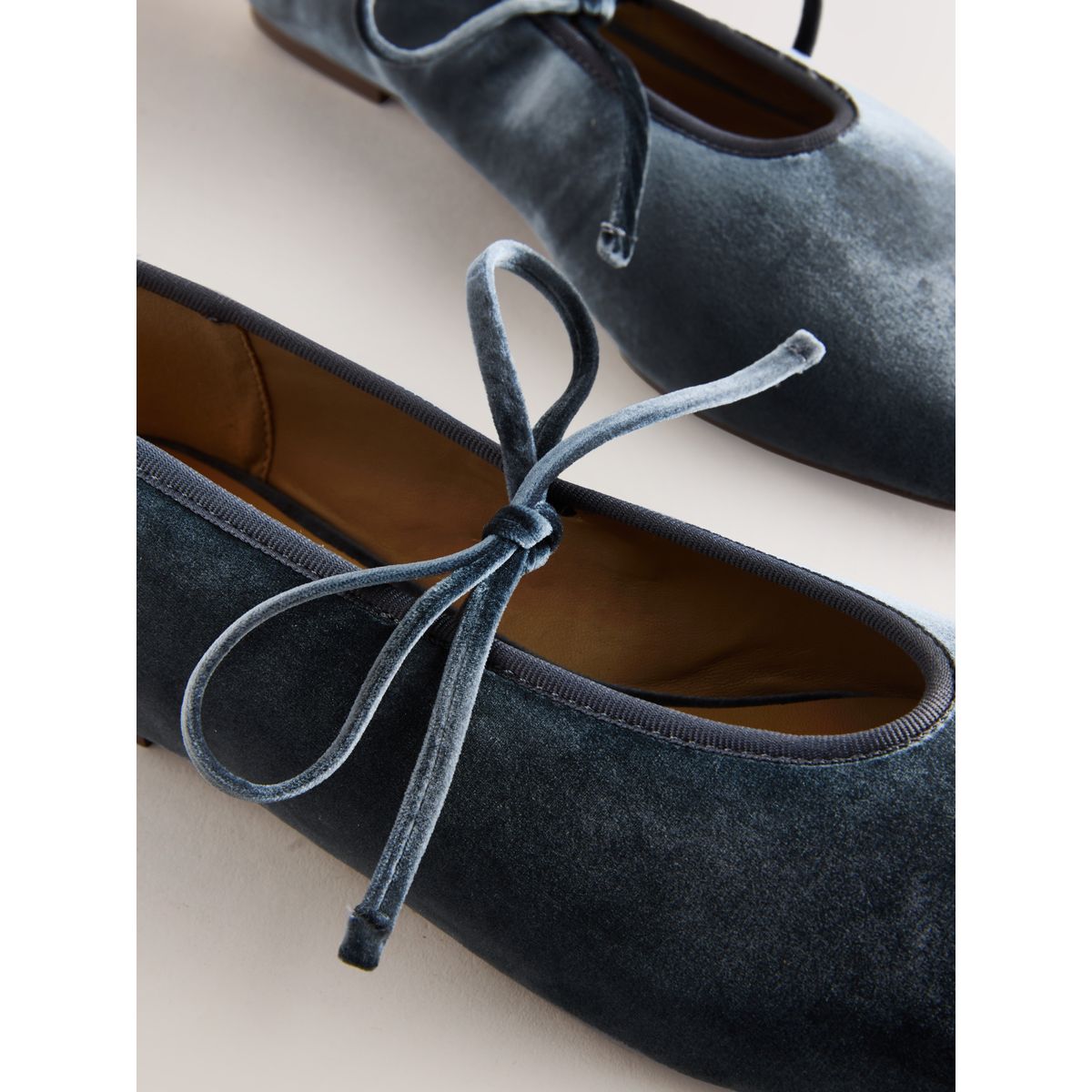 Babies en velours à nouer forever comfort® gris, NEXT