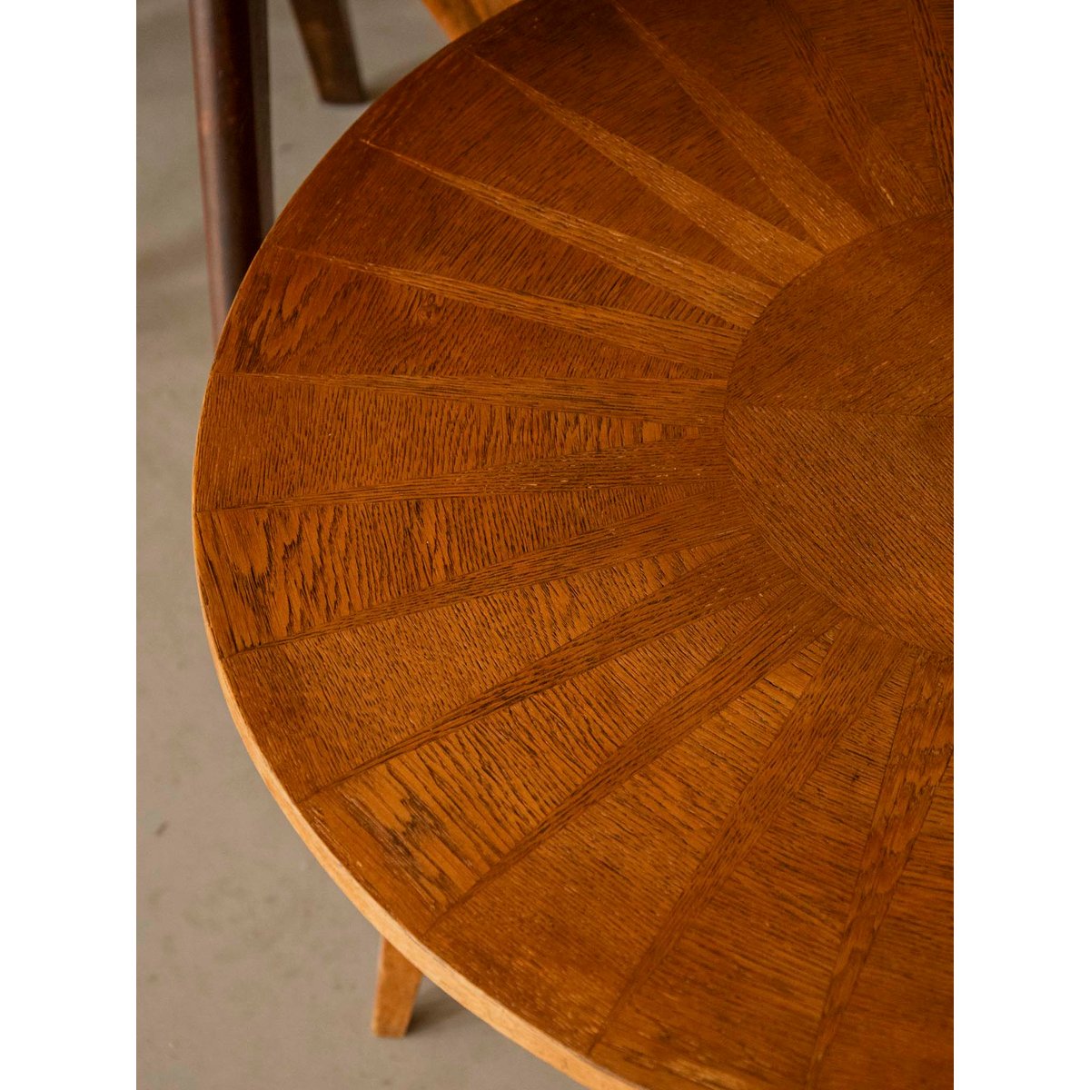 Table basse au motif marqueté Léonie N°1139 - Bon état bois clair, DEBONGOUT