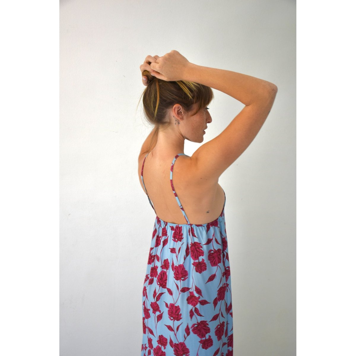 Robe longue satinée fleurie KATE bleu / rouge, MINDTRAVELER