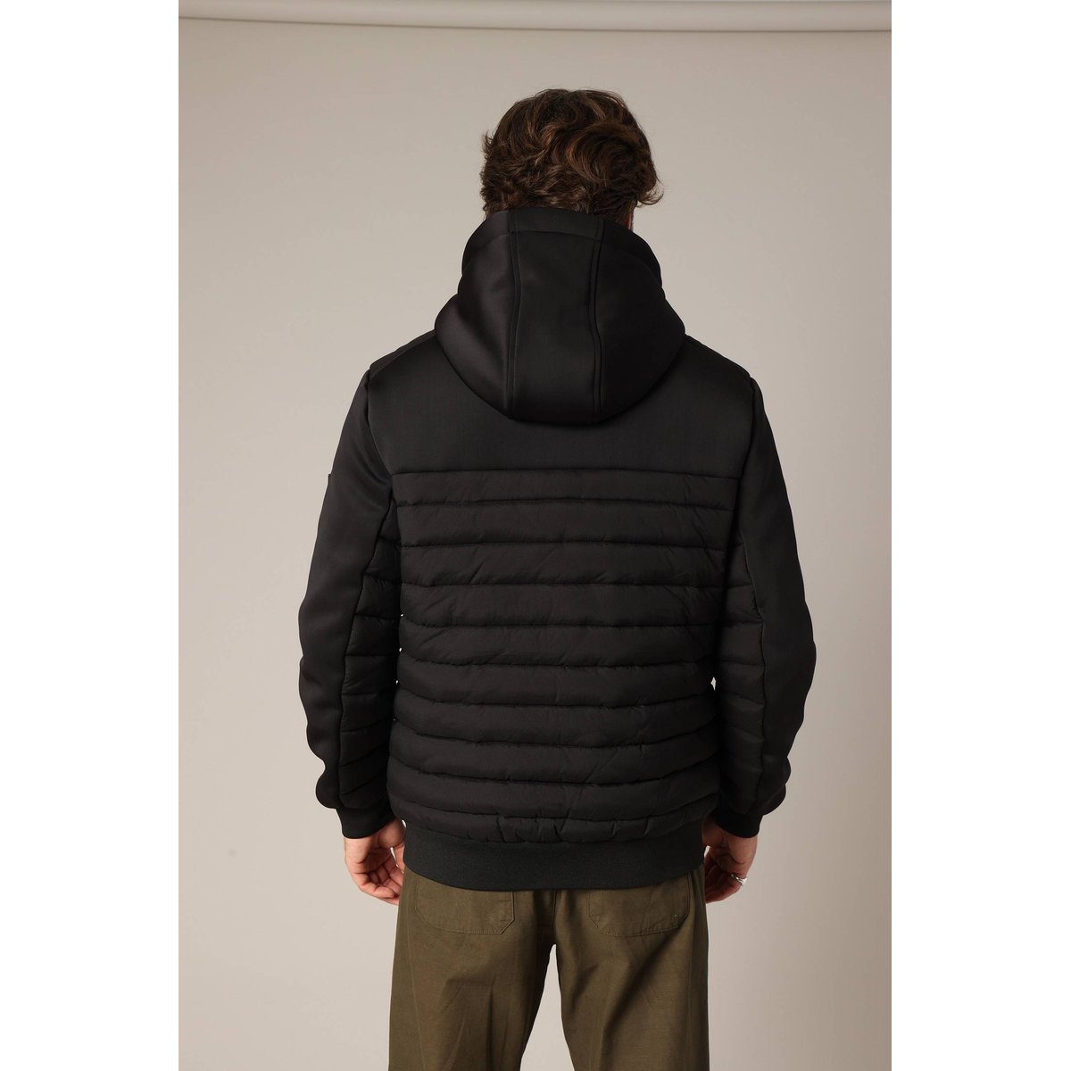 Blouson matelassée à capuche
 CEDAR black, DEELUXE