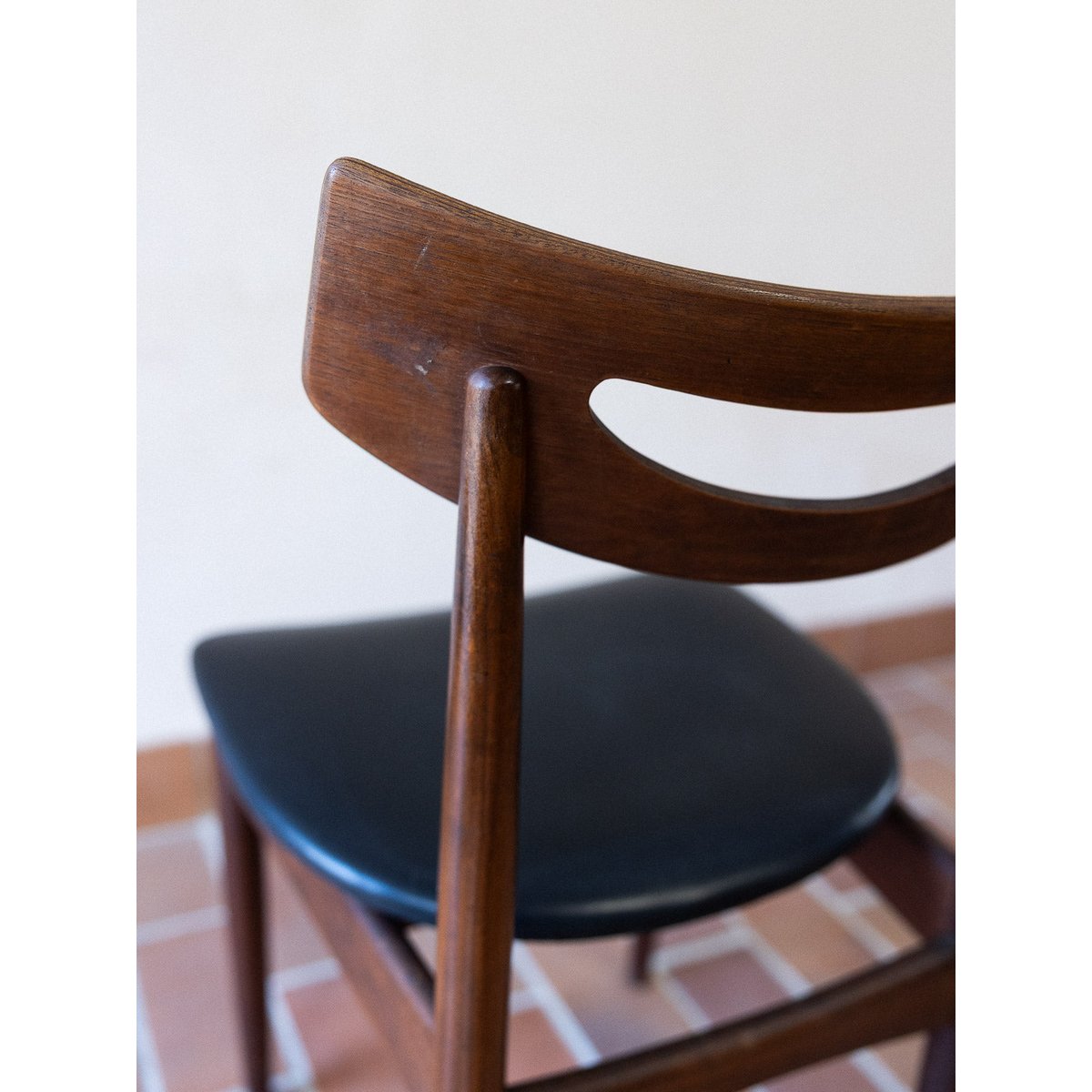 Lot de 5 sublimes chaises Alma N°1800 - Bon état bois foncé, DEBONGOUT