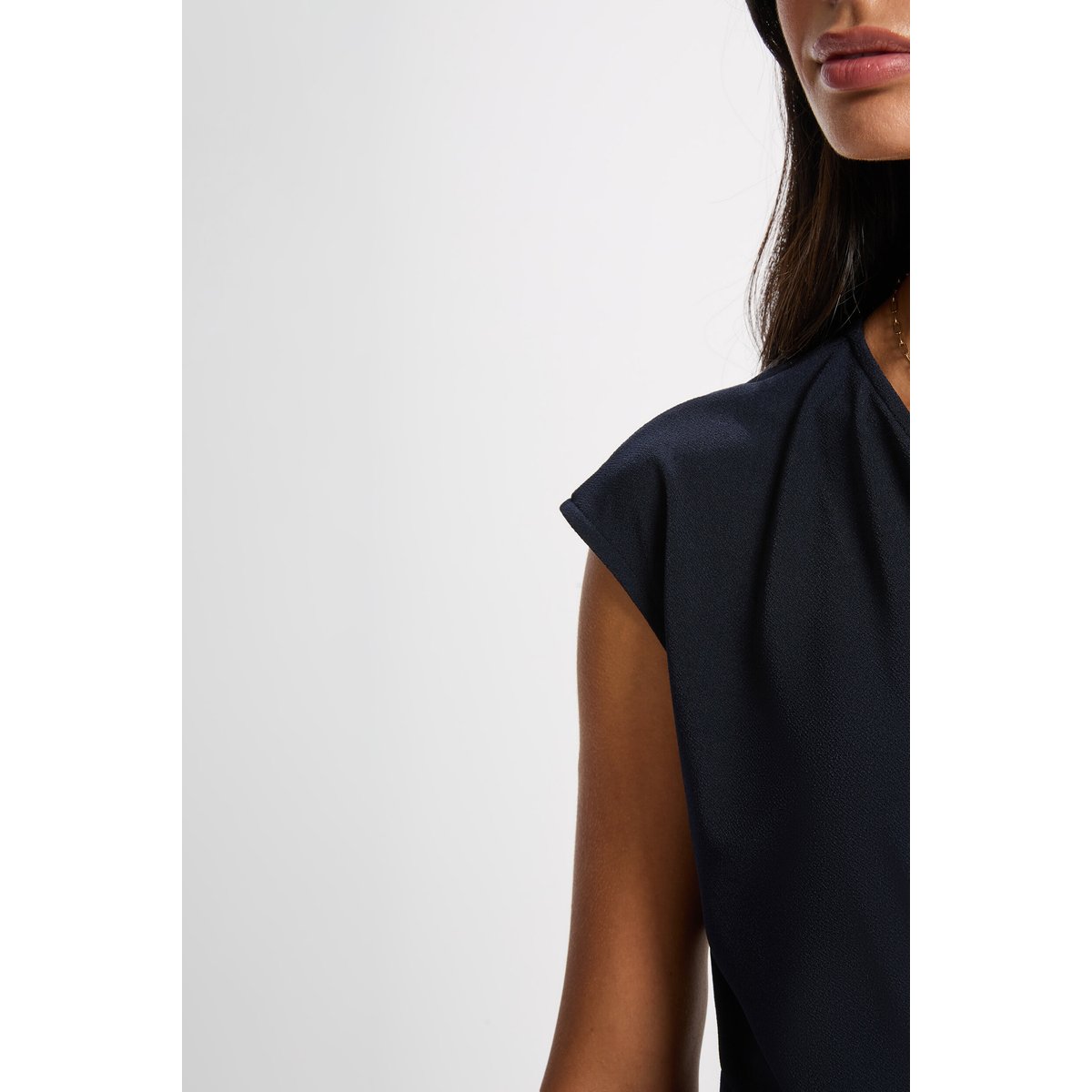 Top sans manches col v bleu marine, MORGAN