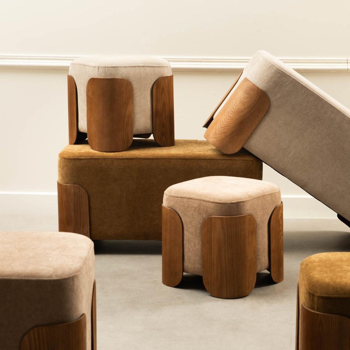 Pouf rond en tissu taupe et bois Ø35 cm Aubépine marron, AMADEUS