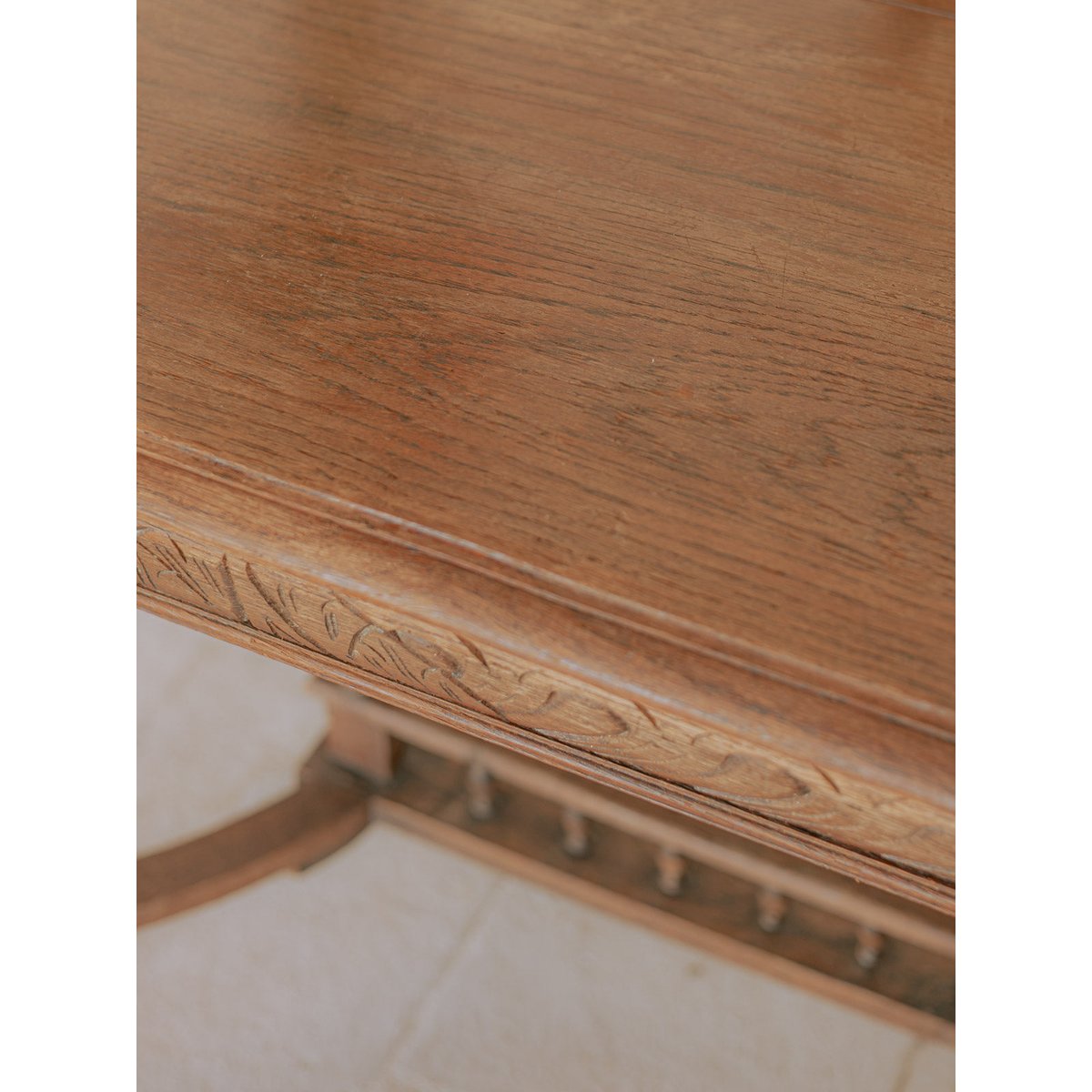 Table d'appoint en bois sculpté de style Moyen-Âge Francine N°1113 - Bon état bois foncé, DEBONGOUT