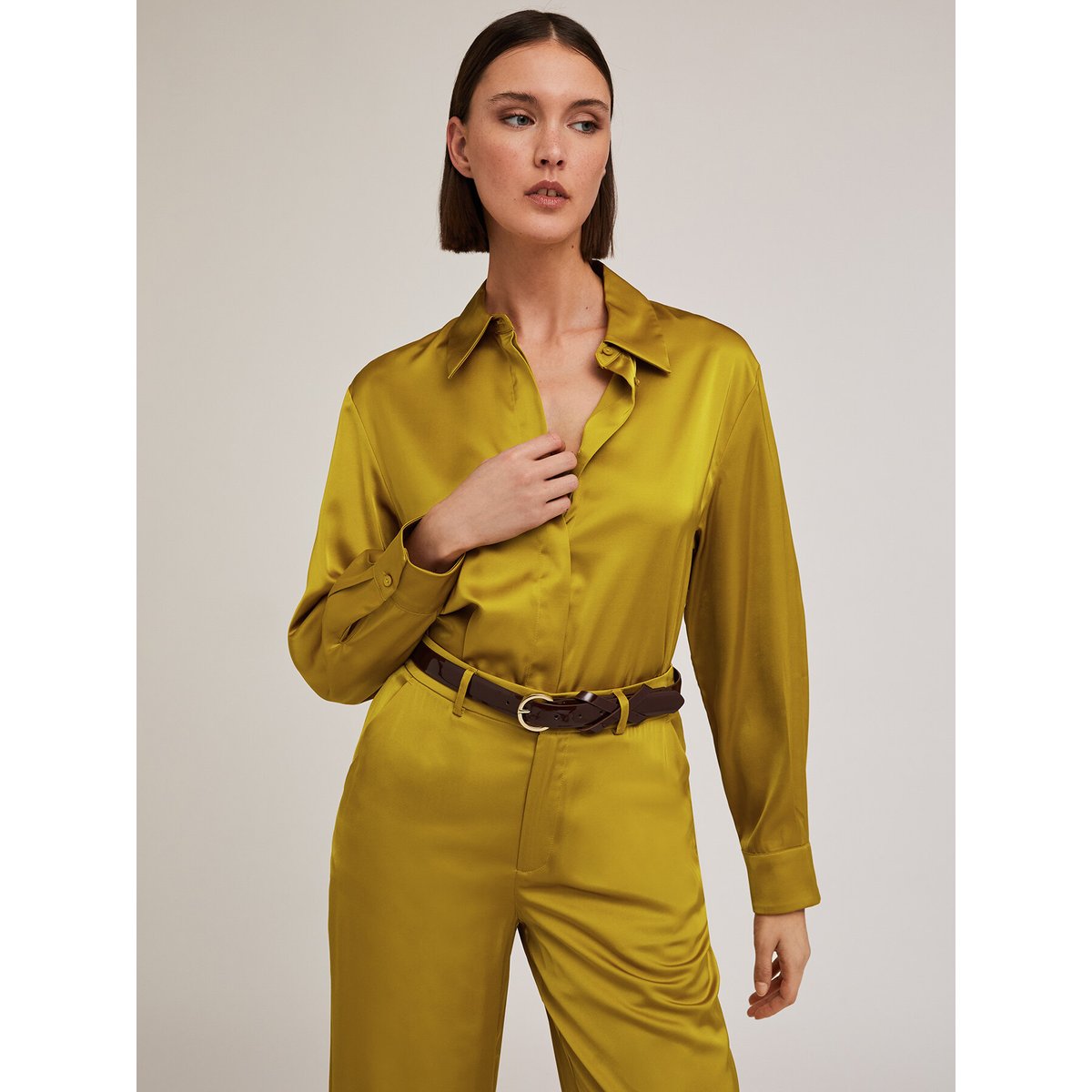 Chemise en satin jaune, MOTIVI