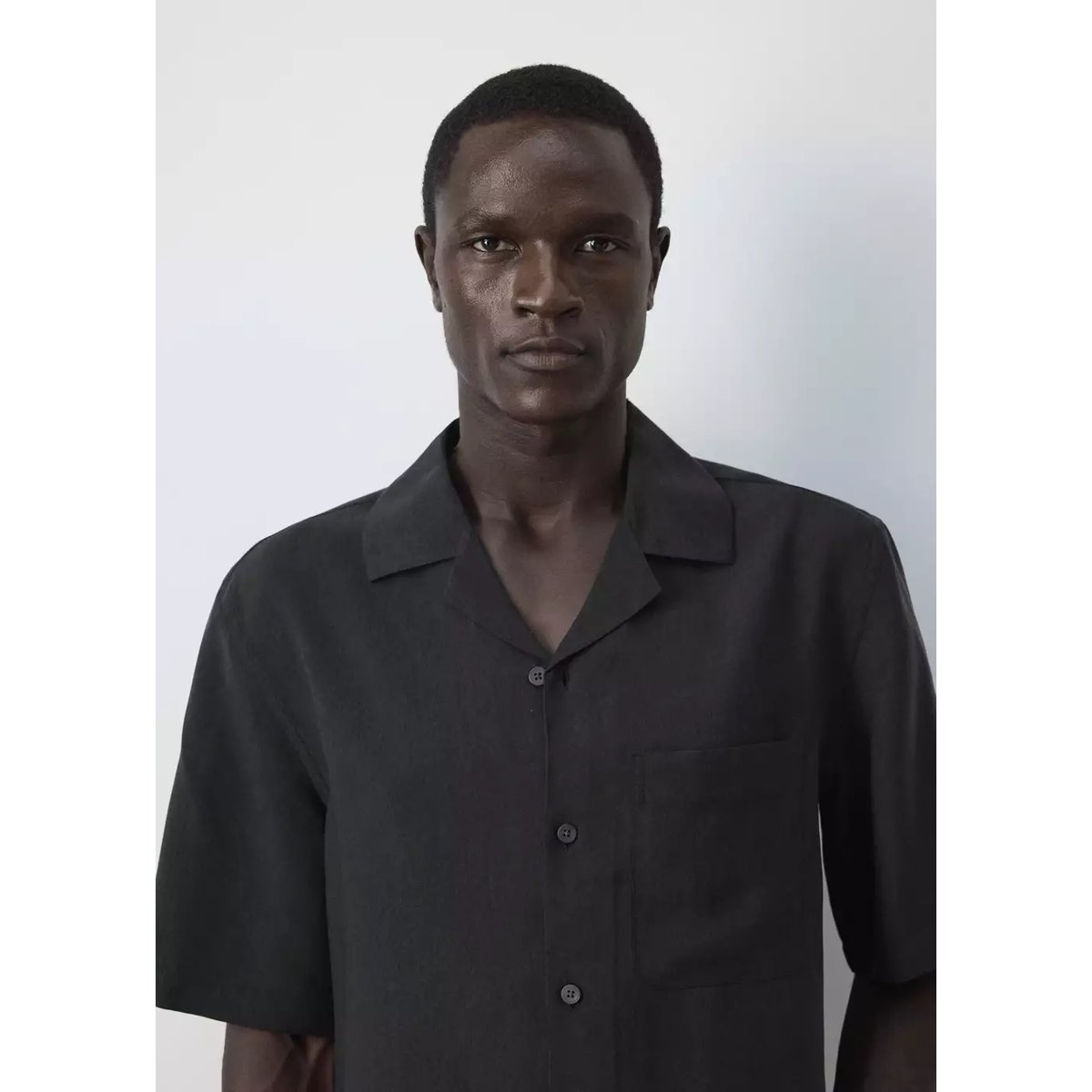 Chemise en mélange de modal avec poche noir, MANGO MAN