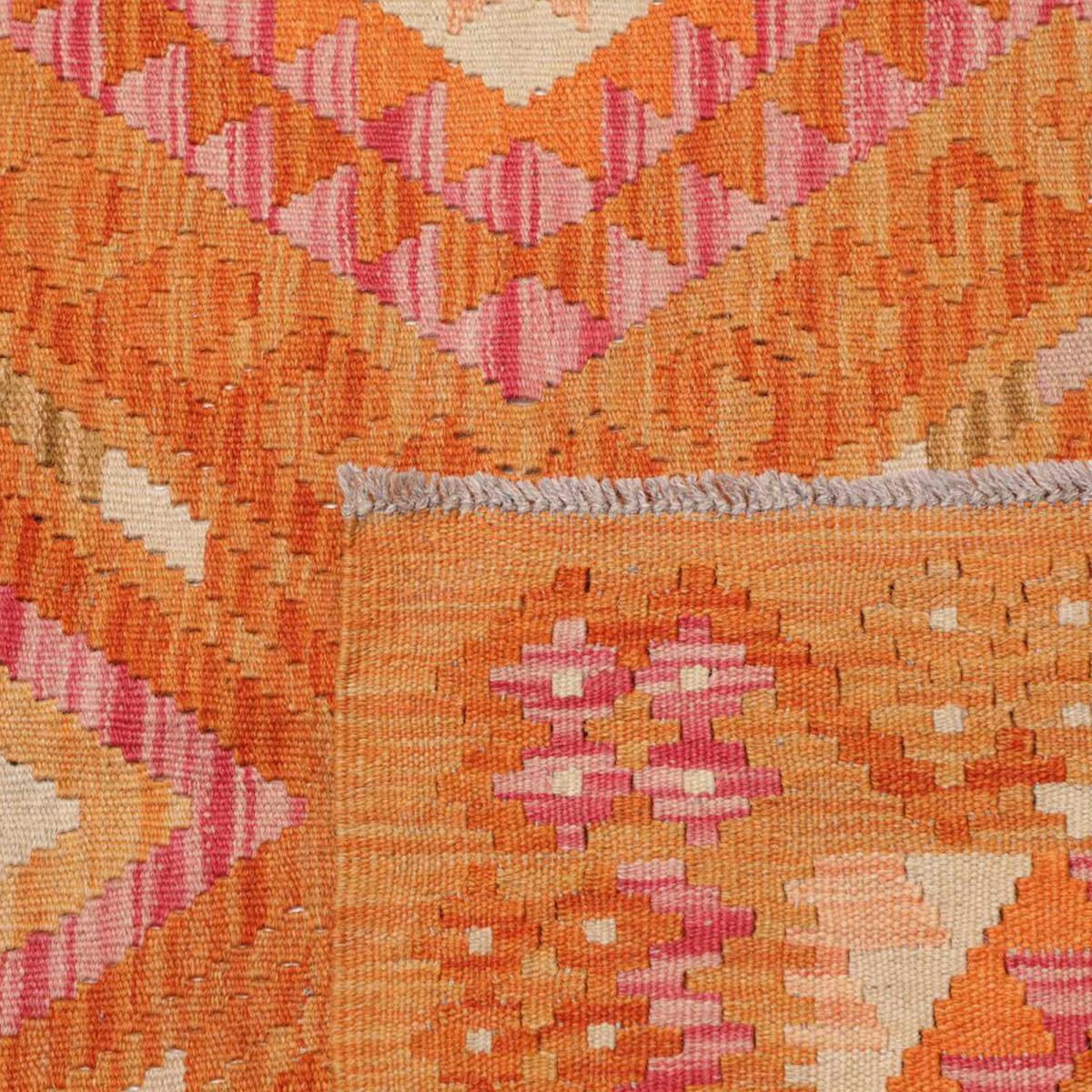 Tapis d'orient, motif ethnique, artisanal en laine naturelle orange, crème, rose, UN AMOUR DE TAPIS