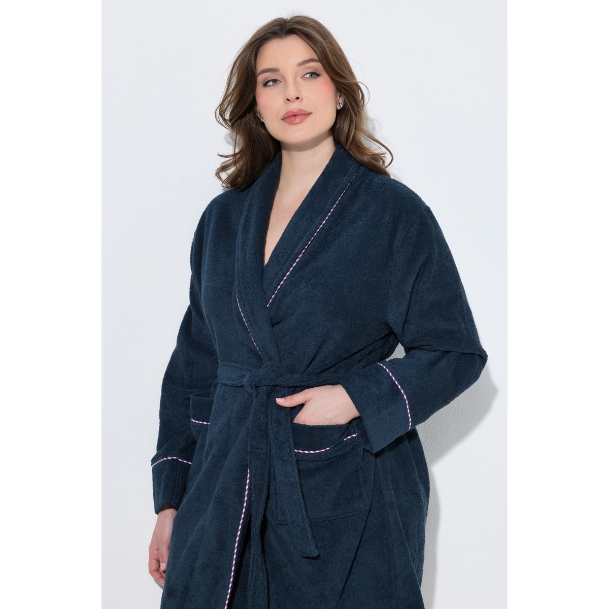 Peignoir en tissu éponge à col bleu nuit, ULLA POPKEN