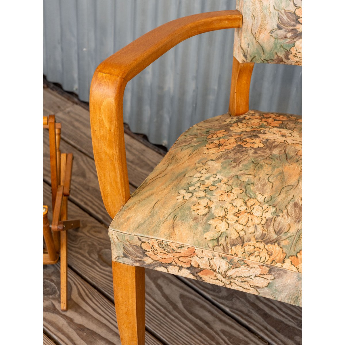 Paire de fauteuils en tissu et bois Ernest N°1098 - Bon état bois clair, DEBONGOUT