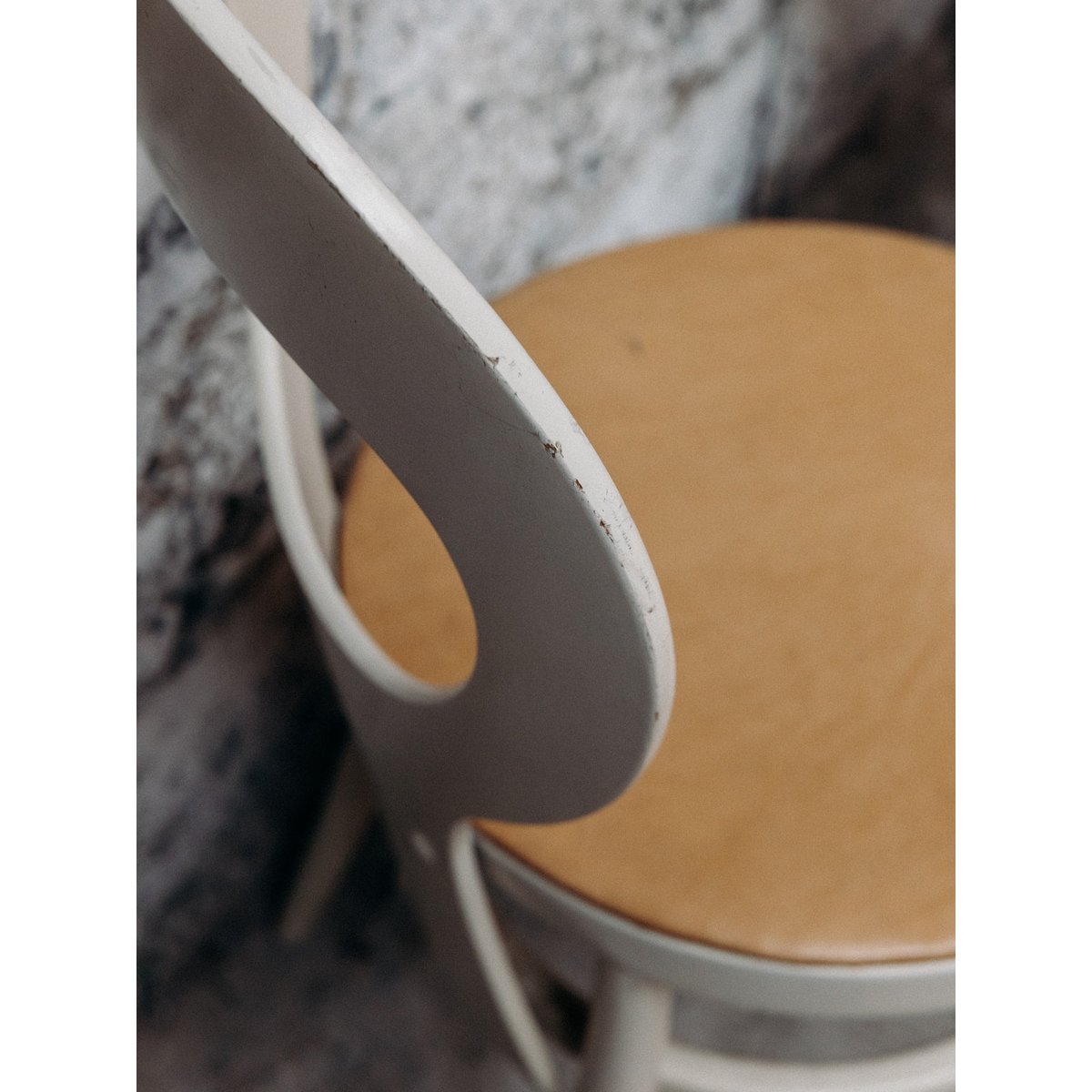 Lot de 3 chaises en skaï Alma N°685 - Bon état blanc, DEBONGOUT