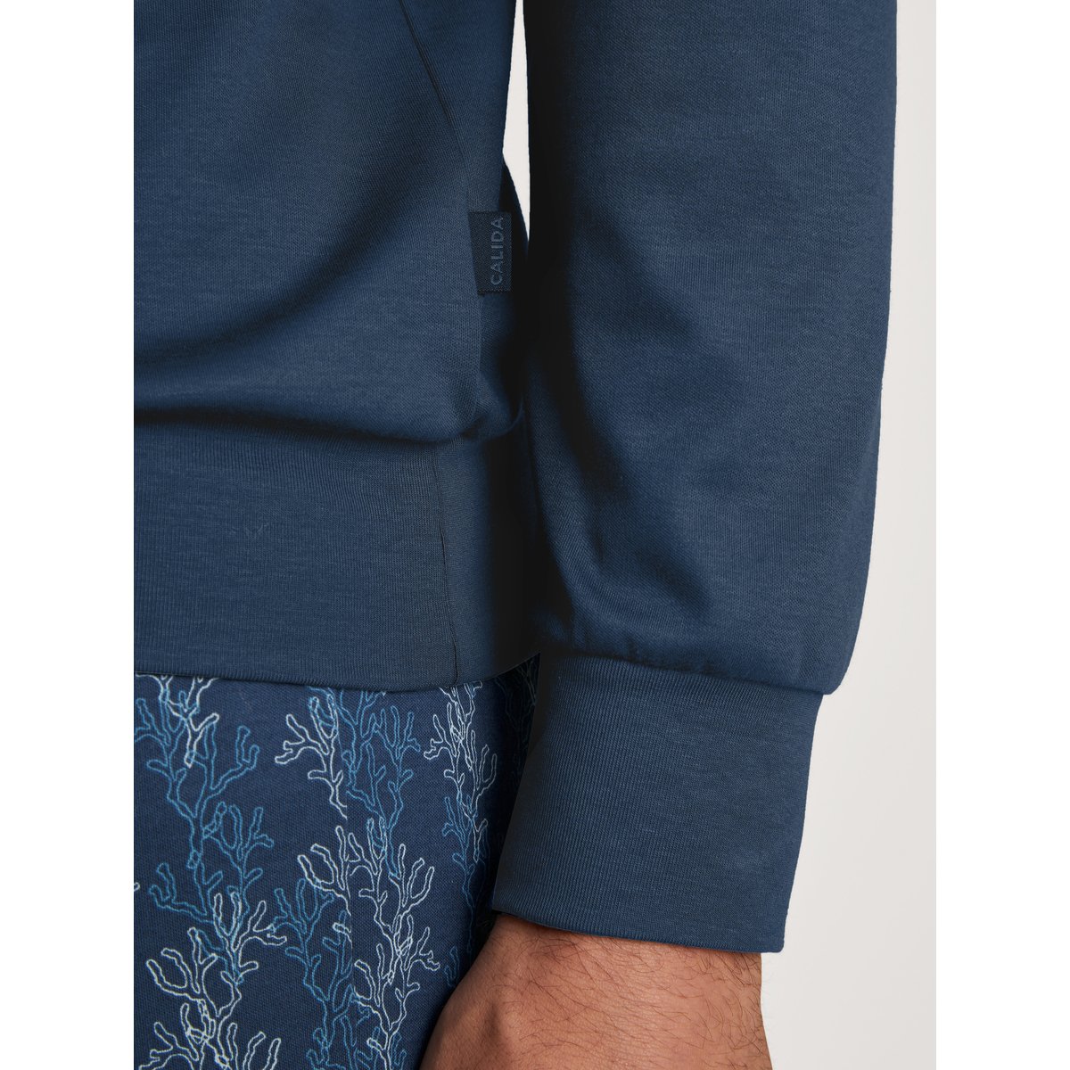 Pyjama avec bords élastiques manches longues Coton NIGHTWEAR XTRA insigne bleu, CALIDA