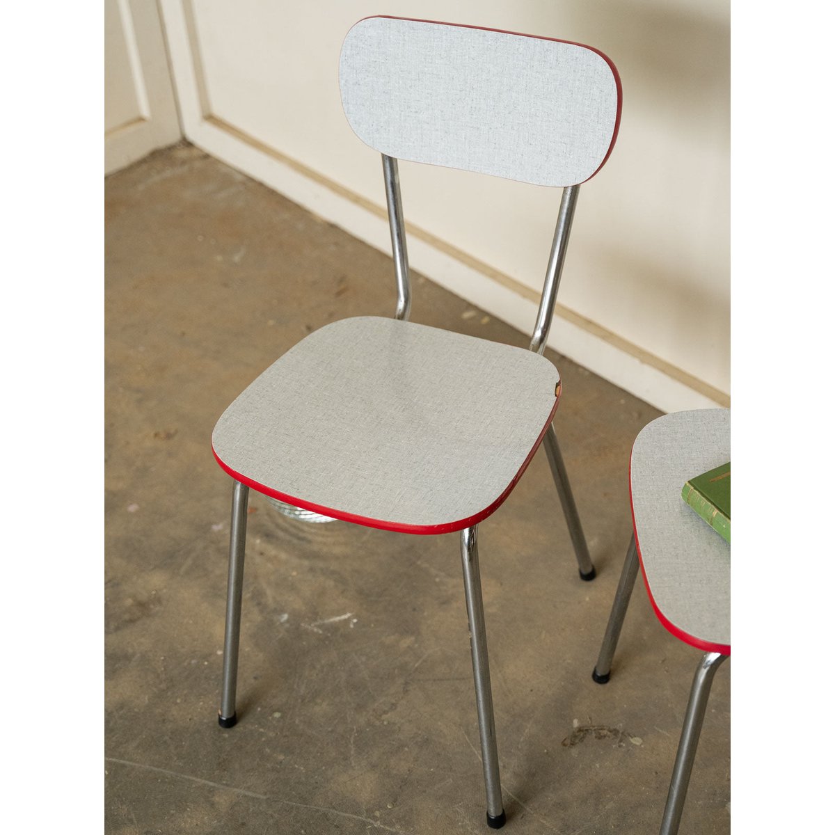 Paire de chaises en formica Alma N°1988 - Bon état gris, DEBONGOUT