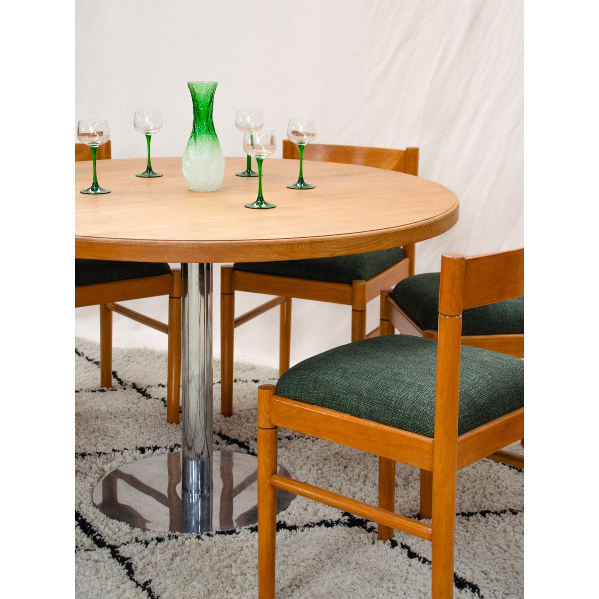 Table à manger ronde en frêne et métal chromé Karla N°1313 - Bon état bois clair, DEBONGOUT