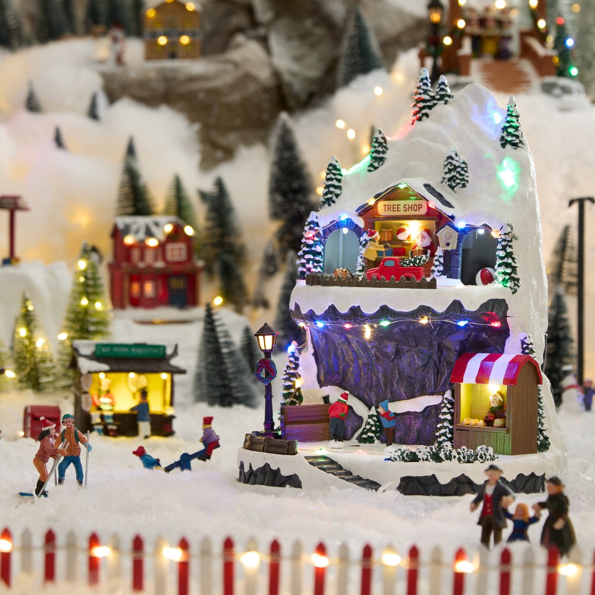 Village de Noël lumineux à étages animé et musical 45 LED à piles multicolore, FEERIC LIGHTS & CHRISTMAS