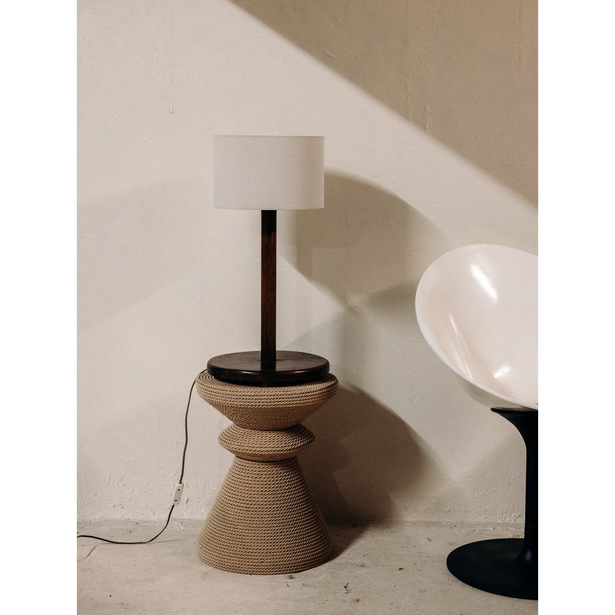 Lampe au bois tourné et à l'abat-jour lumineux Julia N°1056 - Bon état bois foncé, DEBONGOUT