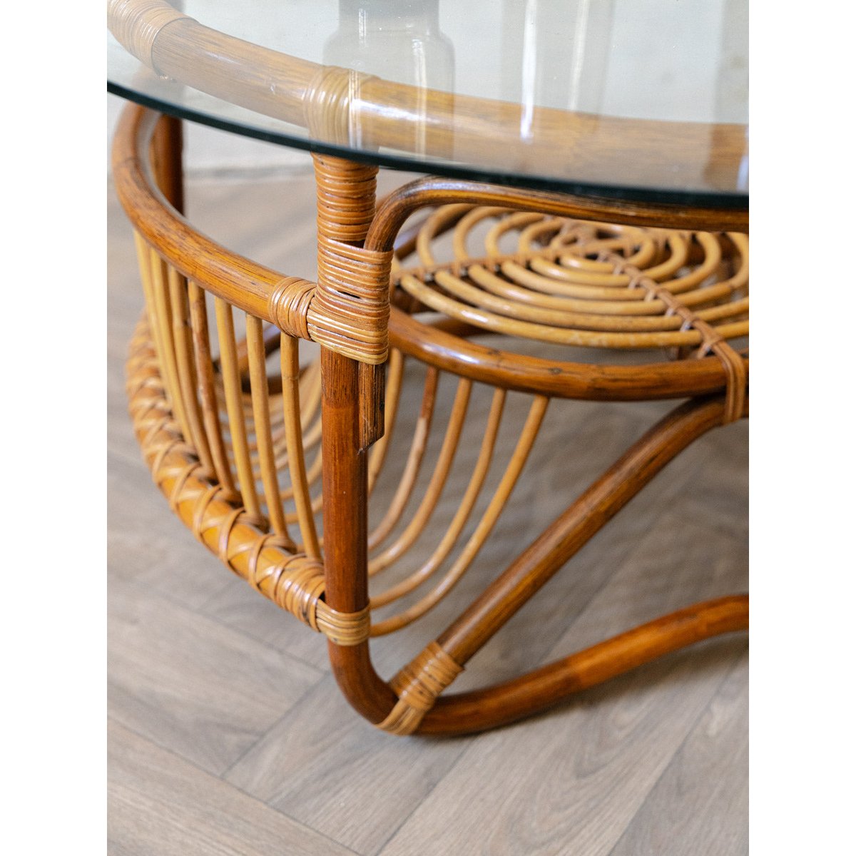 Table basse en rotin et en verre Léonie N°983 - Bon état bois foncé, DEBONGOUT