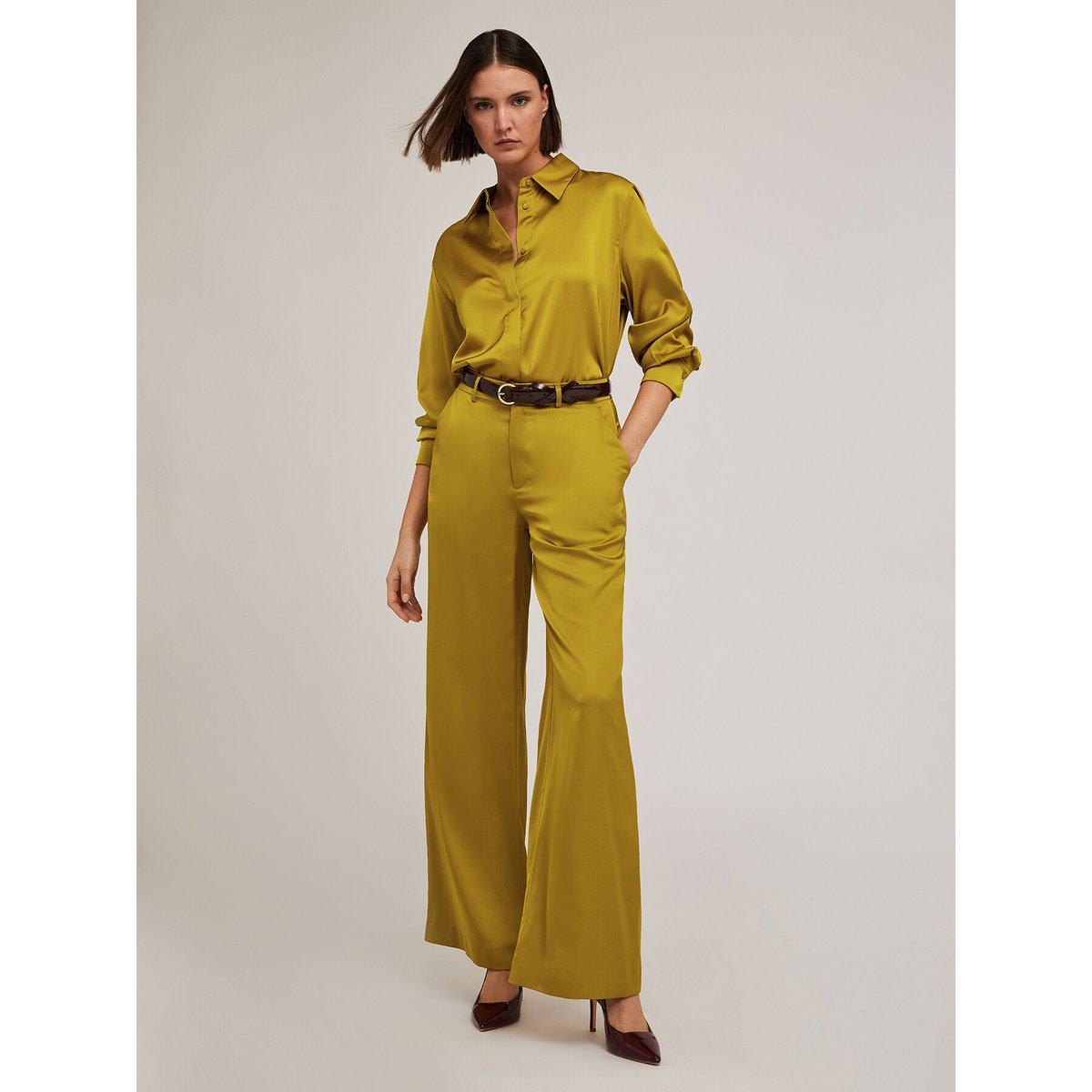 Chemise en satin jaune, MOTIVI