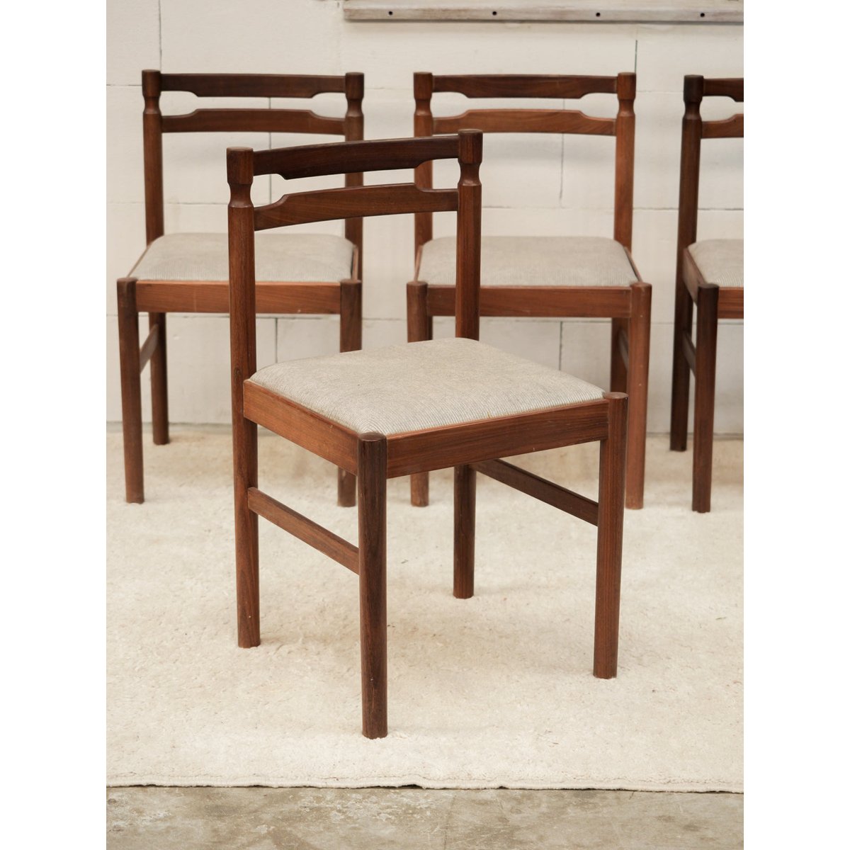 Lot de 4 chaises grises Alma N°1975 - Bon état bois foncé, DEBONGOUT