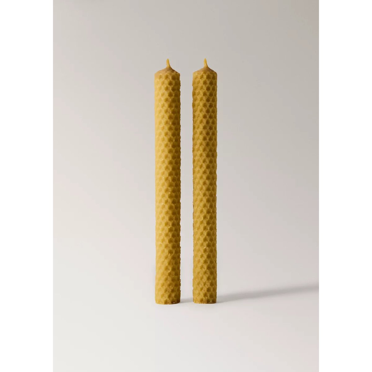 Bougies longues décoratives en cire d’abeille ocre, MANGO HOME