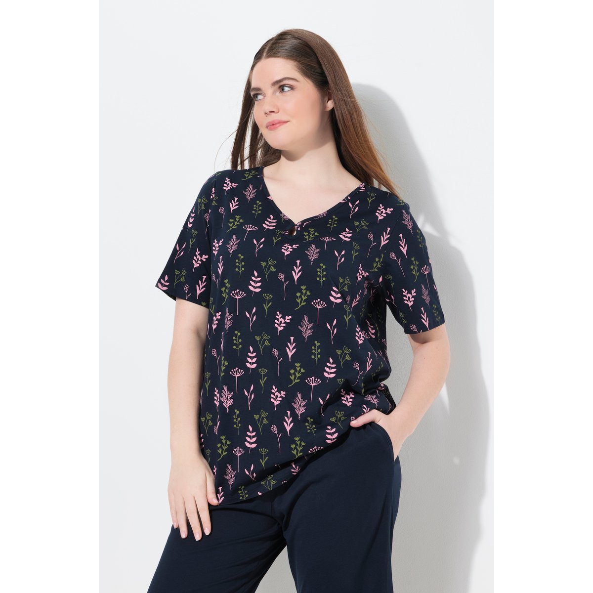 T-shirt de pyjama en coton bio. Col en V marine, ULLA POPKEN