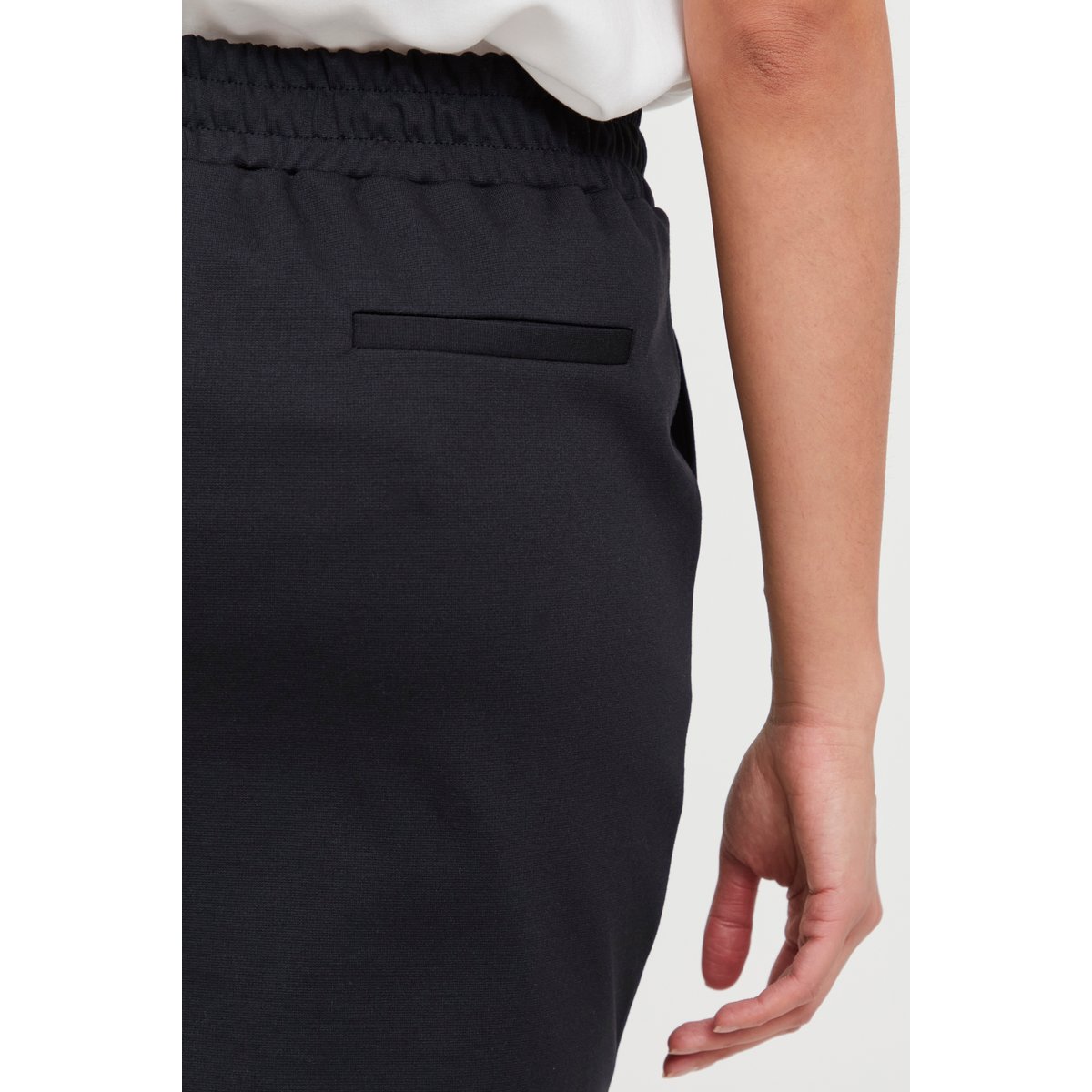 Jupe droite, longueur genoux, taille élastiquée noir, ICHI